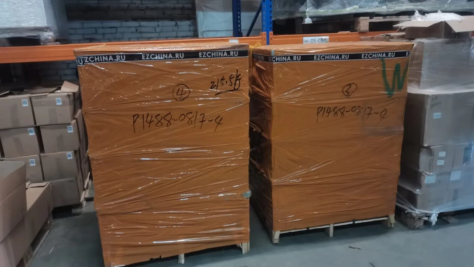 Две большие паллеты в плёнке с лентой EZCHINA.RU, на каждой номер груза и вес